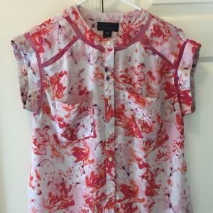 Gorgeous flowered button-up short sleeved blouse